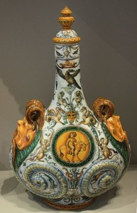 朝圣者瓶，1560-70年，意大利，乌尔比诺，锡釉陶器。
