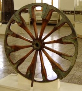 在伊朗国家博物馆的展示的一轮，在德黑兰。车轮被日期为2颗千年BCE，并在Choqa Zanbil挖掘出来。