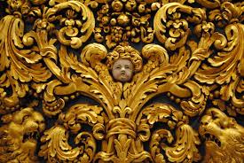 巴洛克风格的艺术细节在黄金与繁荣和一个天使的头在中心。