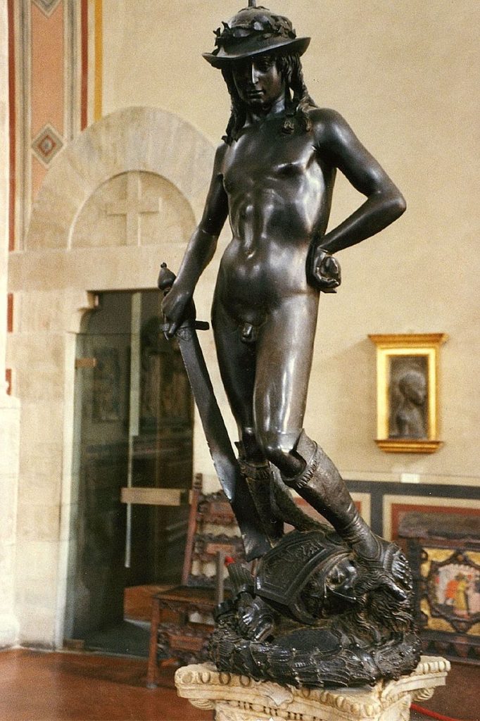 多纳泰罗青铜大卫雕像的照片。
