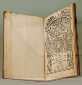 Oeuvre de la diversité des termes don ' t on use en architecture, Hugues Sambin, 1572:书被打开，左边是空白页，右边是复杂的设计页。