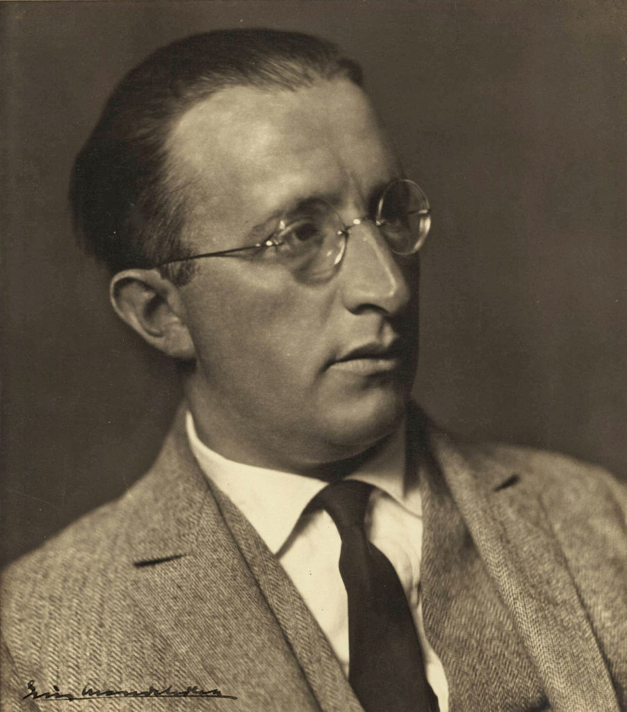 埃里希门德尔松的肖像，老照片:一张戴眼镜的黑白照片。
