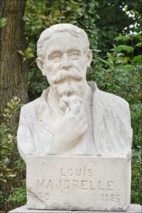 Statua di Louis Majorelle, Museo dell'Ecole de Nancy, Nancy: Il busto di Majorelle in una pietra chiara all'esterno.