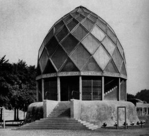 玻璃亭子，塔特，1914年，科隆:一个巨大的蛋形结构与风筝形面板。