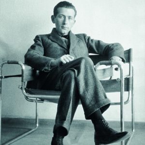马塞尔·布鲁尔坐在B3型瓦西里椅上，1925- 1926年:照片中这个男人跷着二郎腿，看起来很舒服。