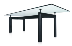 LC6桌子:一个大的黑腿桌子，薄的，玻璃顶部。