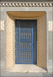新艺术风格的入口与陶瓷的Follot的房子建于1911年5 rue Schoelcher，巴黎:一个蓝色的门。