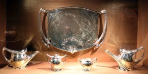 法国新艺术银茶和咖啡(1900-05)Paul follot:一套五件套，包括一个茶壶和一个盘子。