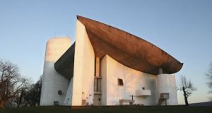 巴黎圣母院(Notre-Dame du Haut)，由勒·柯布西耶(Le Corbusier)利用模量的尺度建造。