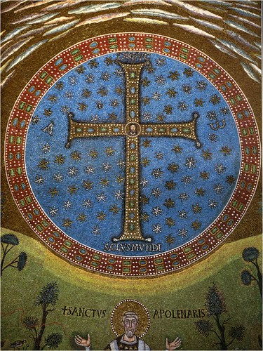 在Sant'Apollinare的大教堂的圆顶描绘的十字架在Classe，拉韦纳，意大利。十字架是自出生以来最重要的和基督教的象征之一。