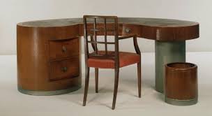 剑桥扶手椅和为眼科医生威廉姆森-诺布尔设计的桌子。