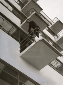 一尊尊László莫霍利-纳吉在包豪斯的阳台à德绍，1927:照片d'un homme deout sur Un balcon。