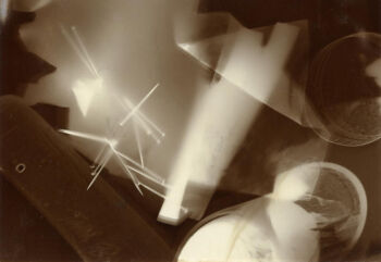 Laszlo超深钻,Nagy - Photogram (1923): Abstract photo that utilizes light.
