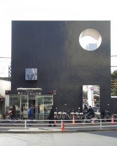 东京朝府车站外的警察包厢