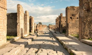 “通过Dell'abbondanza”，Pompeii的主要街道。