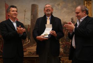 马克里向建筑师César Pelli颁发200周年奖章