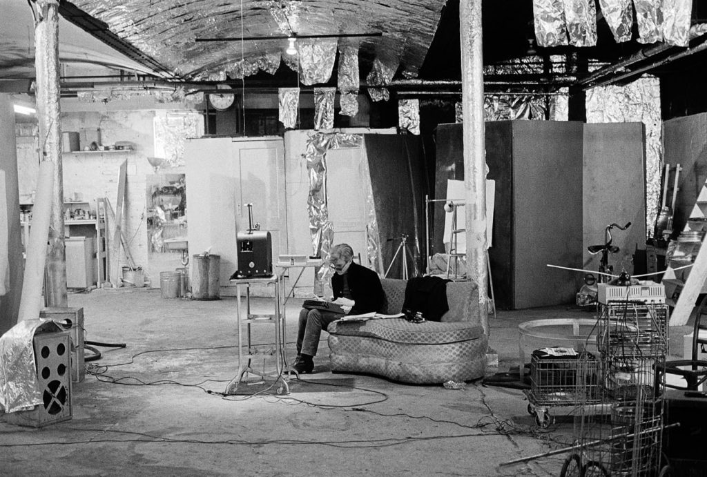 安迪沃霍尔坐在“工厂”中。照片由Nat Finkelstein。