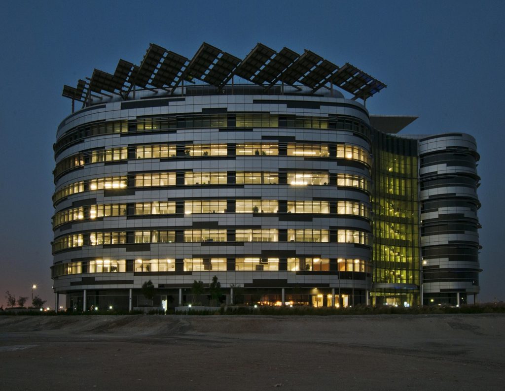 IRENA总部、外观。这个结构是由伍兹·巴戈特设计的。