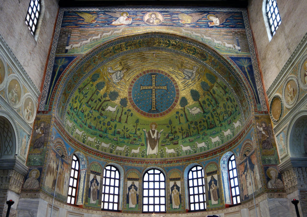 拉文纳，圣阿波利纳教堂的马赛克天花板。这幅马赛克画的是十字架下的耶稣，周围有各种植物和羊。