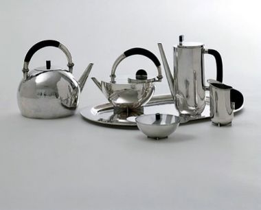服务à thé par Marianne Brandt: Une bouilloire à thé de six pièces en métal argenté brilliant。
