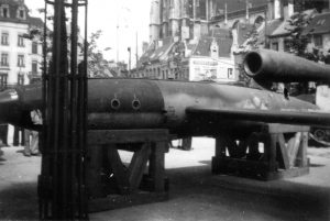 un V-1 exposé sur la Groenplaats, Anvers (au fond la cathédrale d'Anvers):黑色和白色的照片。