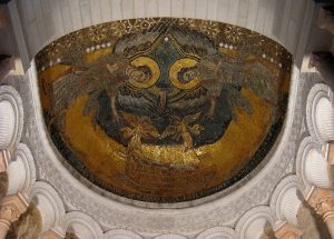盟约之弧:圆顶建筑的马赛克天花板照片。有两个神圣的生物在中间相遇。