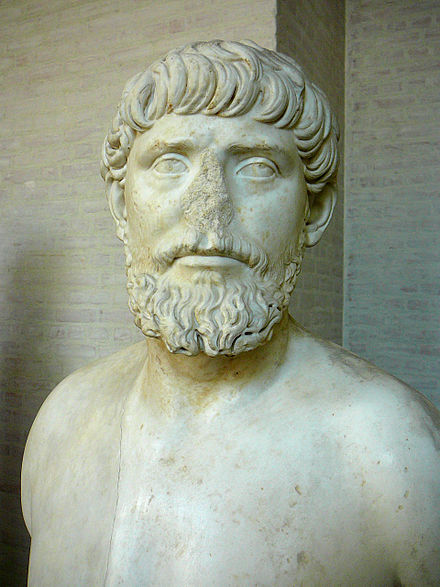 Une photo d'un bust d'Apollodore don ' le nez a été usé。