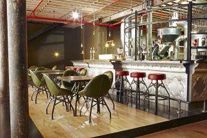 Haldane Martin设计的Truth Coffee室内设计:工业风格的咖啡馆，裸露的管道和未完成的天花板。