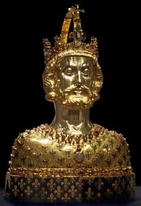 查理曼国王上半身的金雕像。