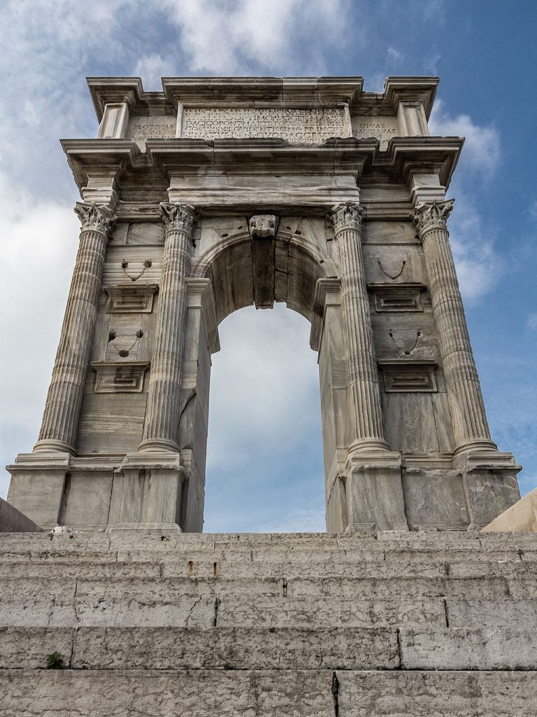 Une photo d'une arche d'Italie。