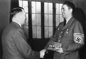 Albert Speer con Adolf Hitler: una foto dei due uomini che si stringono la mano.