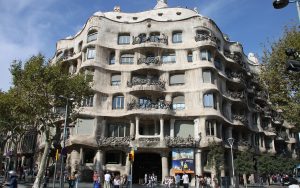 米拉之家，巴塞罗那，1912年;安东尼Gaudì。瑞克·莱特姆:一幢有很多层的石砌建筑，设计都很有曲线。