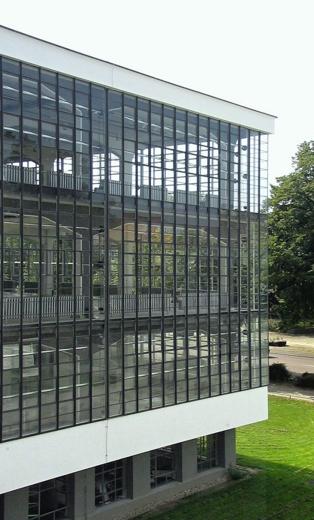 包豪斯-德绍-工作室的硬币:Une structure avec des fenêtres comme murs，照片d'angle。