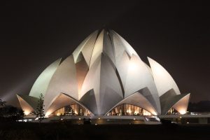 莲花寺，1986年，新德里;Fariborz Saba:一个巨大的白色蛋形建筑，有着各种各样的“裂缝”设计。