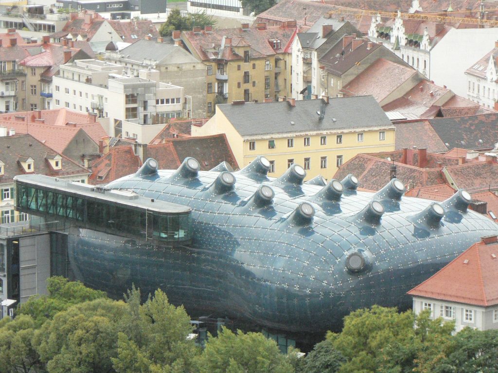 格拉茨美术馆“友好的外星人”美术馆;奥地利，格拉茨，2003年。彼得·库克爵士和科林·富尼耶著。马克•史密斯