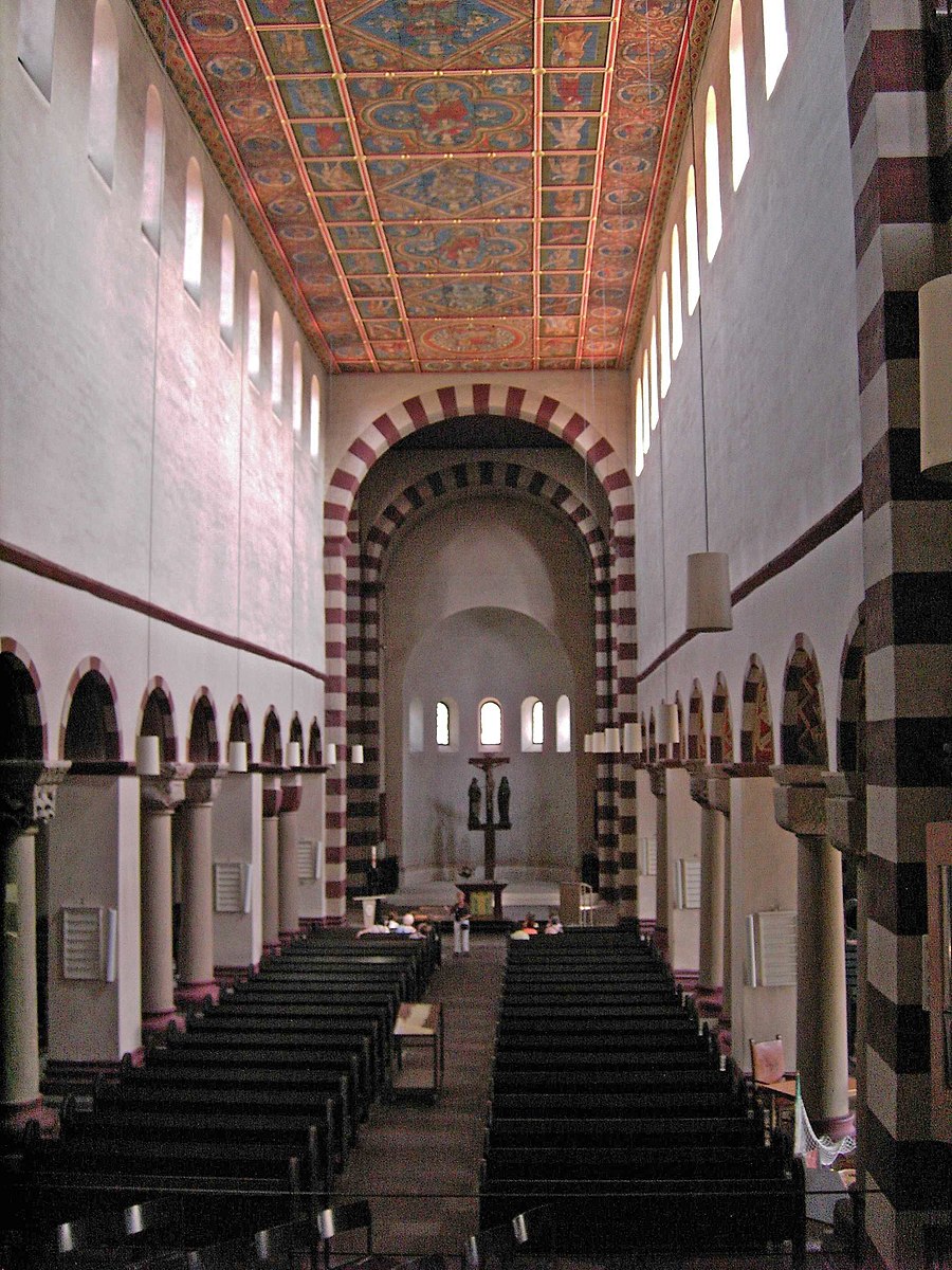 希尔德斯海姆圣迈克尔教堂:一个相当简单的教堂，左右两侧都有拱门。沿着黑木长凳中央的一条通道，通向一个祭坛和圆顶状的区域。