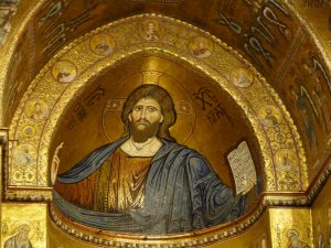 圣所的马赛克系列特写，基督潘托克拉托画在结构的圆顶天花板上。他穿着蓝色长袍，手里拿着散步。