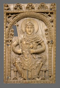 以圣母玛利亚为教会化身的牌匾。一块棕褐色的石碑，上面有一个女人坐在拱门下。