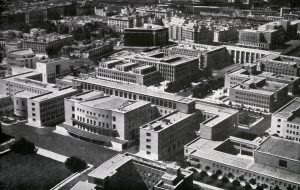 罗马大学的新校园(1935年)，帕马尔切洛·皮亚琴蒂尼:一幅黑色和白色的照片。