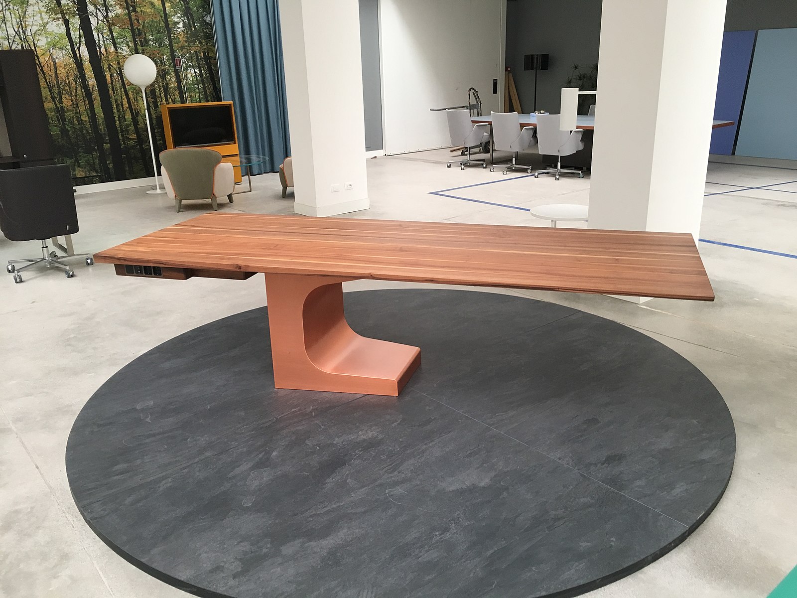 Tavolo di Oscar Niemeyer per Estel, 2017.