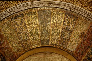 米赫拉布拱门上的镶嵌画，是金色的，由叶子状的花饰组成。