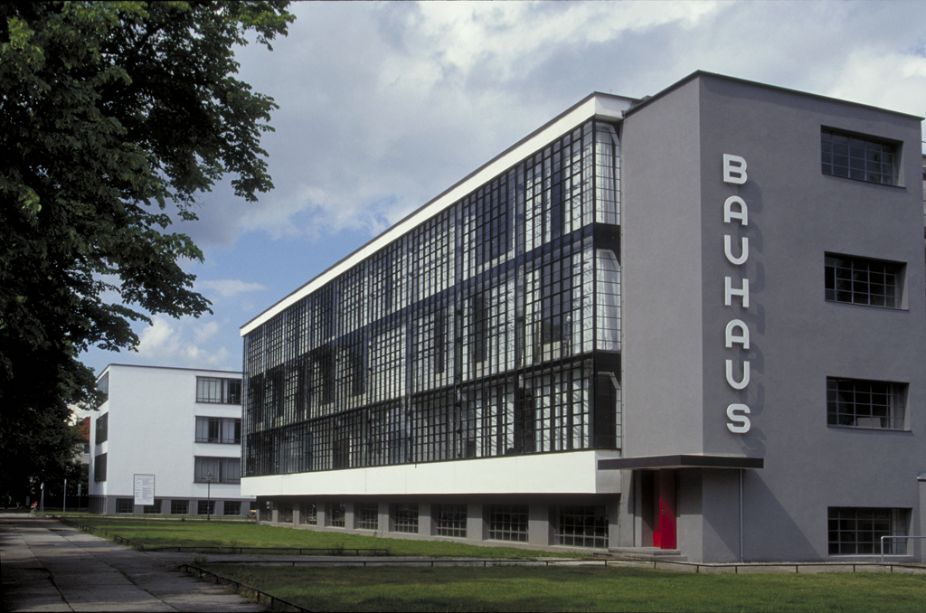 包豪斯(Bauhaus)， qui est un grand bestiment, trois samtages avec des barres msamtalliques au-dessus des fenêtres。