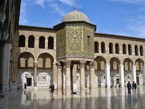 乌马亚清真寺的财政部圆顶建于789年，是一个坐落在6根柱子上的圆顶结构。