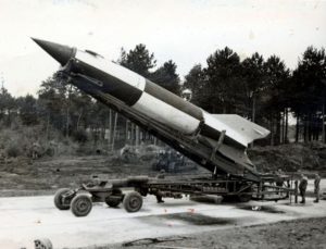 Suziria V2建筑吊坠在Allemagne的guerre:黑色和白色的导弹照片。