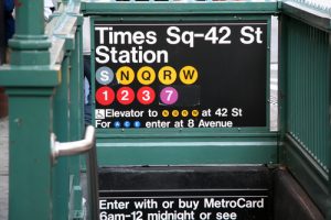 纽约地铁上醒目的Helvetica标识;由Massimo Vignelli设计。