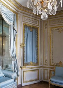 法式乡村风格内饰:白色的房间里点缀着金色和蓝色。