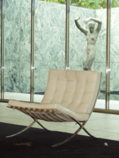 Photo of the Barcelona chair: Barcelona Chair in the German Pavillion of Universal Exhibition in Barcelona (1929), by Mies and Reich.