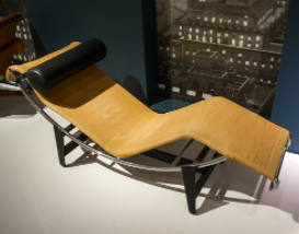 LC4躺椅:Le Corbusier Charlotte Perriand:一个大的，黄色的躺椅，黑色的头枕。