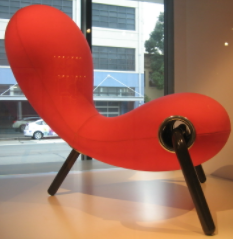 Embryo Chair, progettata nel 1988. Disegnata da Marc Newson, australiano, nato nel 1963. Alluminio lucidato, schiuma poliuretanica, tessuto sintetico per imbottitura, cerniera lampo