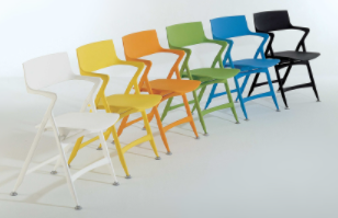 多莉的椅子——深入t的结果echnical project, the Dolly folding chair combines the elegance and formal lightness of the overall design with a sophisticated and solid structural system.
